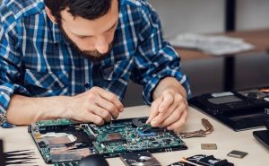 Khi nào cần mang máy ra kỹ thuật viên?