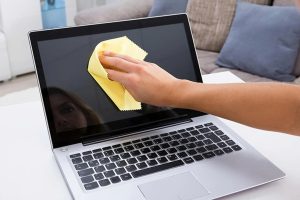 Tự vệ sinh laptop tại nhà có nên không?