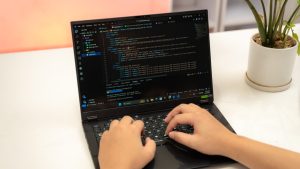 Hiệu năng render laptop giảm ra sao khi tải kéo dài?